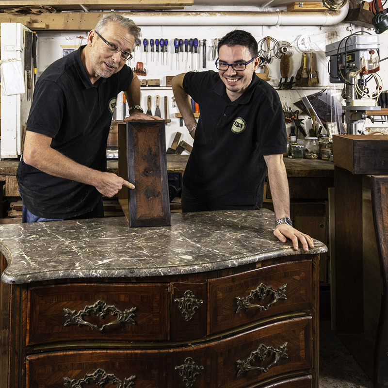 Jérôme et Philippe authentifiant une commode 18ème