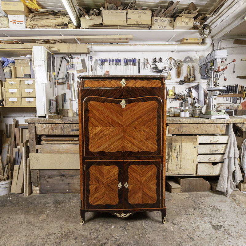 Secretaire en restauration dans notre atelier