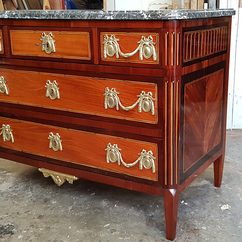 Commode en marqueterie de bois de placage d'époque Transition